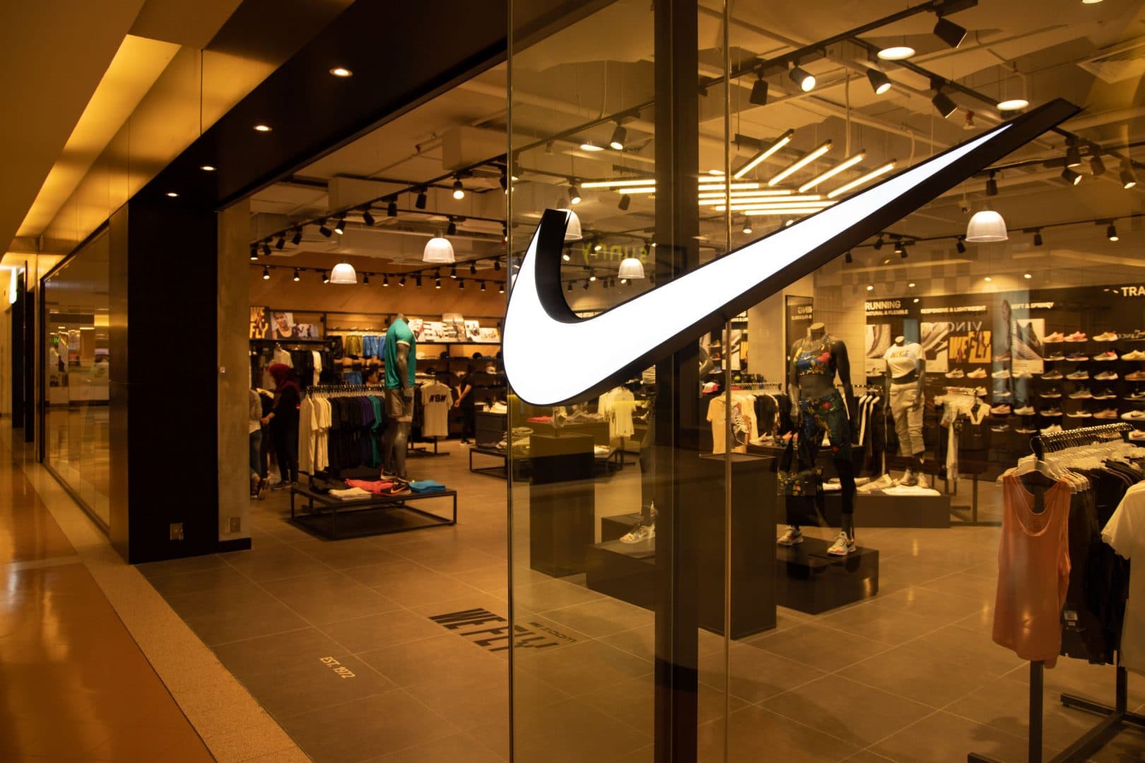 Cổ Phiếu Nike: Trỗi Dậy Mạnh Mẽ Sau Dịch