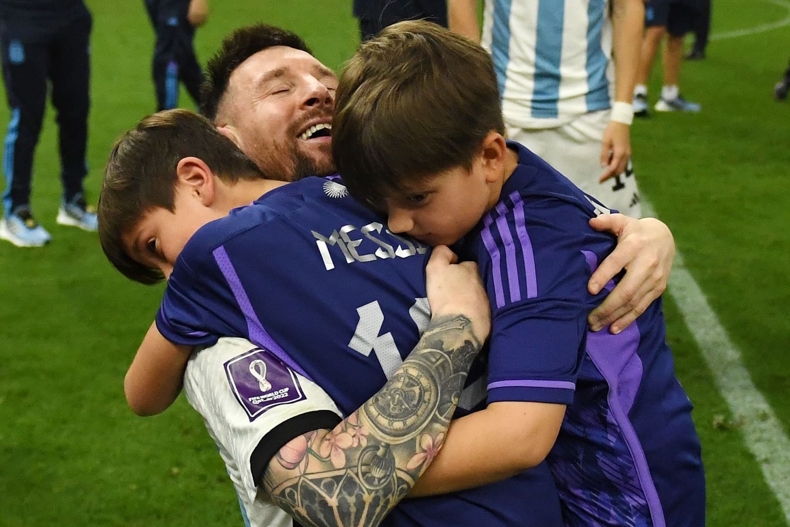 Lionel Messi khuỵu gối ôm các con để ăn mừng chiến thắng