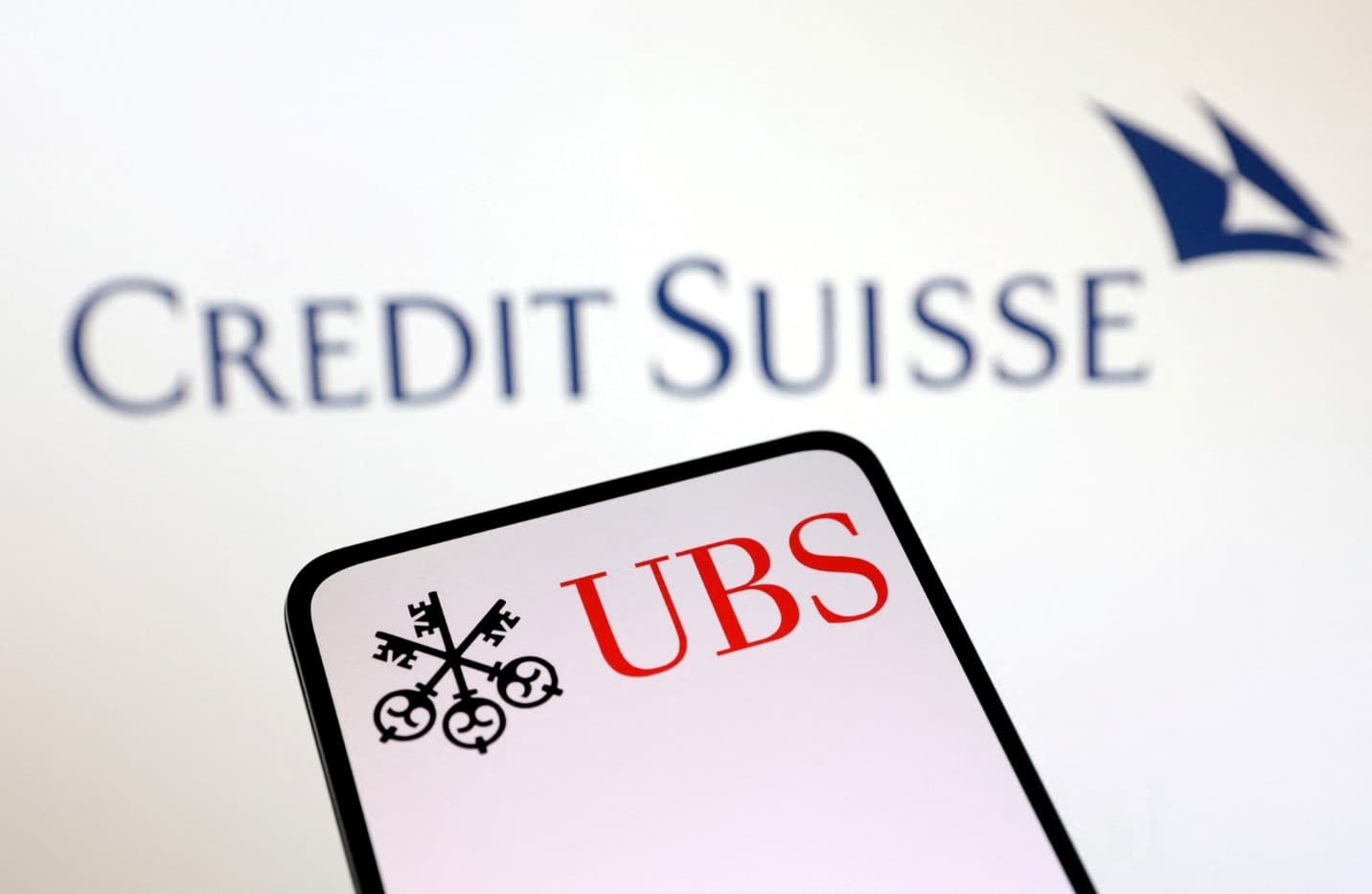 Ngân hàng UBS “giải cứu” Credit Suisse