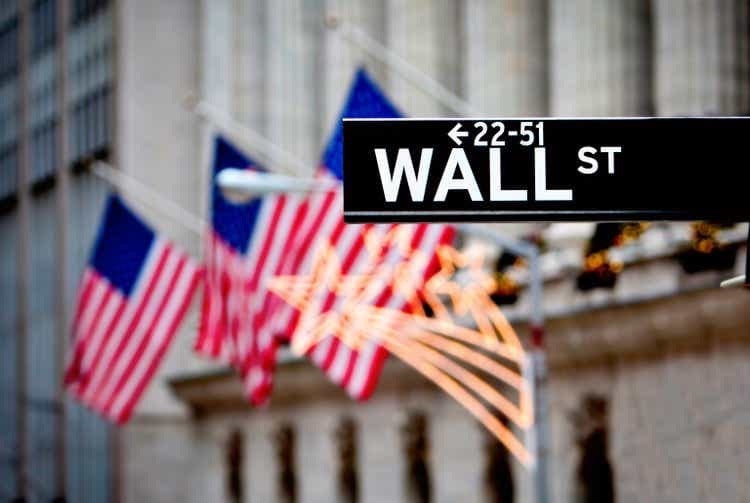 Nasdaq, S&P, Dow giảm sau khi Fed tăng 25 điểm lãi suất, Powell nói không cắt giảm lãi suất trong năm nay