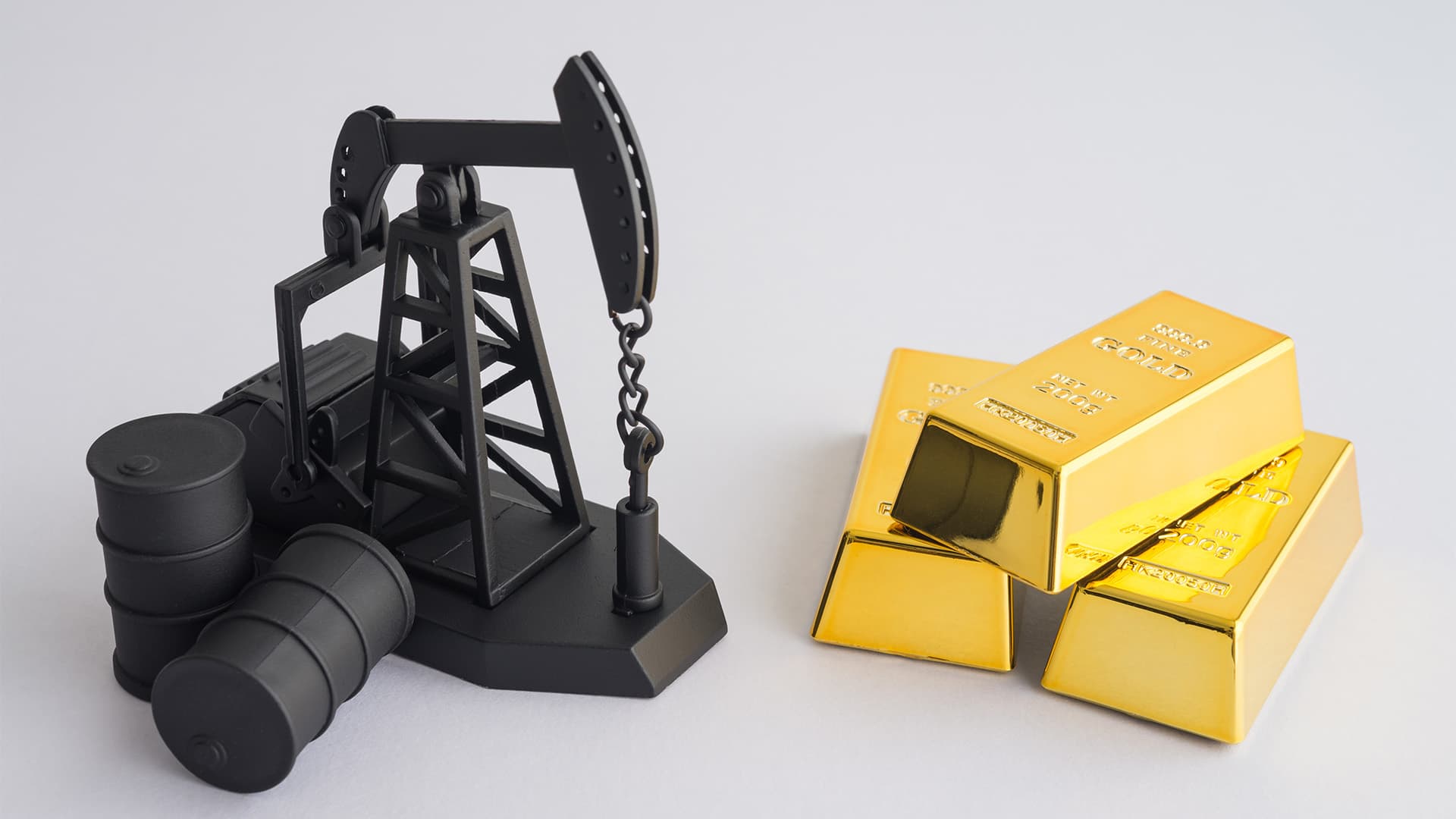 Giá vàng chạm mức thấp nhất trong hơn 2 tuần, dầu tăng hơn 0,8%