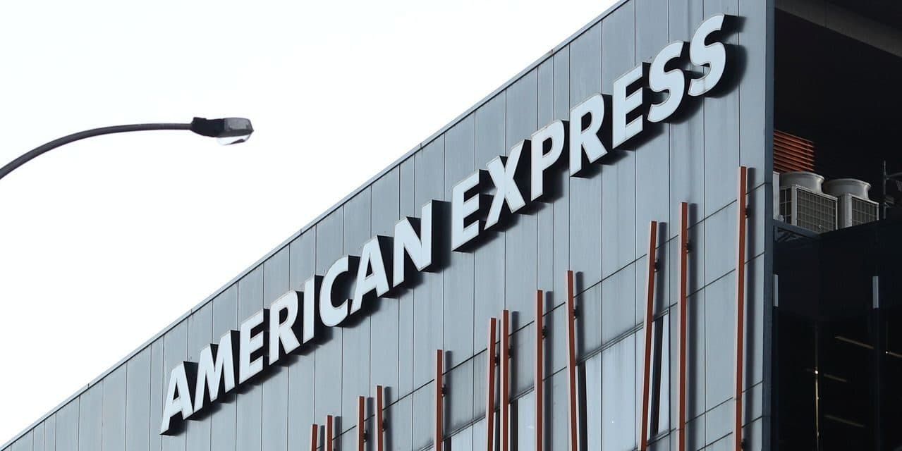 American Express: cổ phiếu Buffett đáng mua nhất vào lúc này