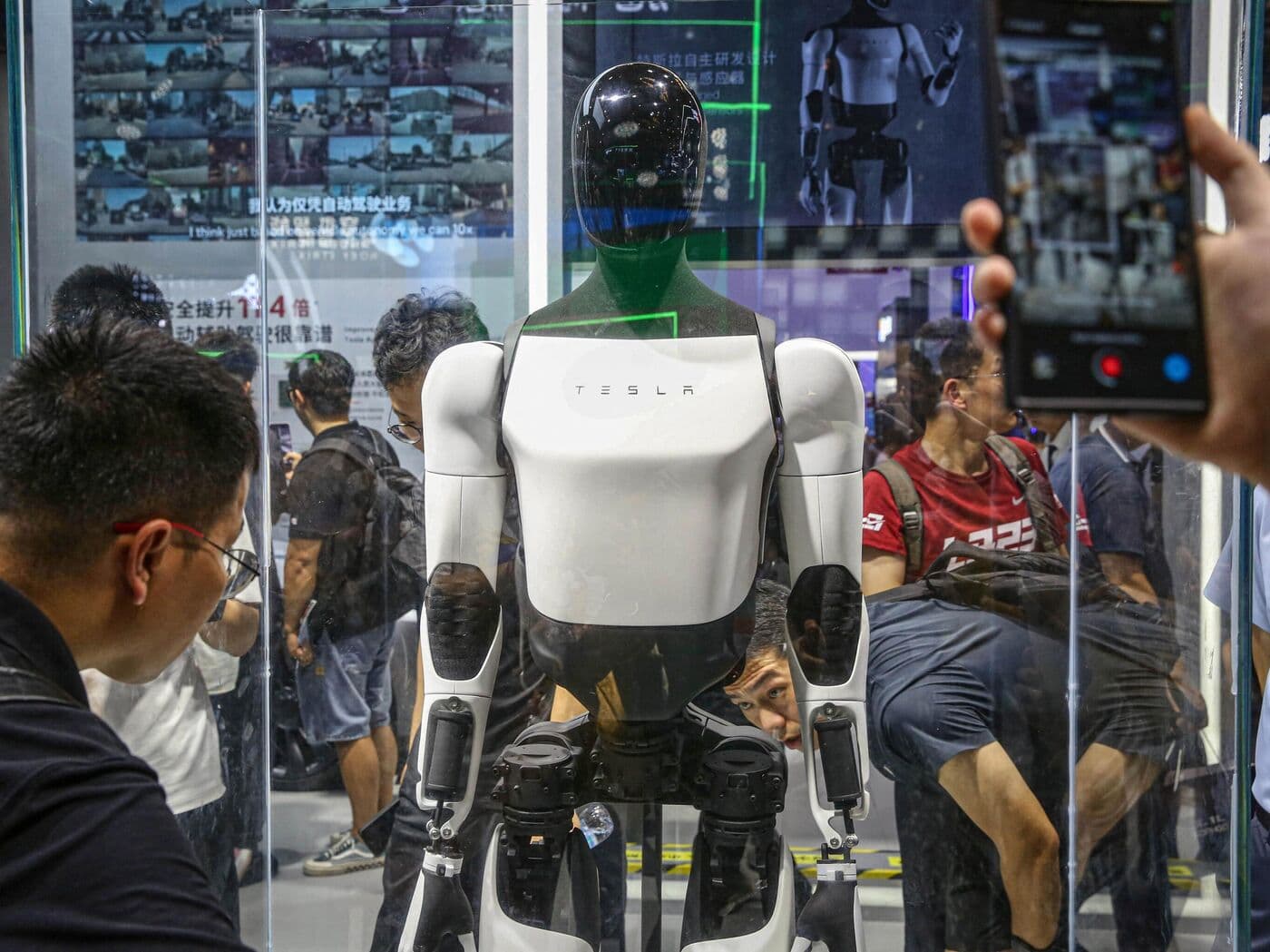 Cổ phiếu Tesla tăng vọt khi Musk tiết lộ robot hình người xuất hiện năm 2025